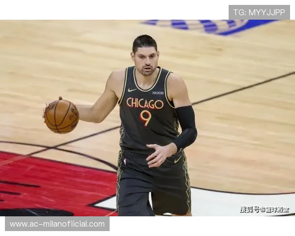 公牛后卫突破传球制造内线空档 公牛后卫突破传球制造内线空档